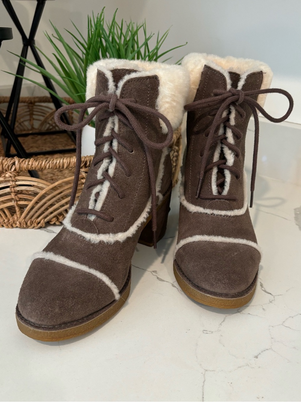 Ugg Esterly Boots Suede Shearling Trim Block Heel Brown Lace Up Women’s 7 Boho
